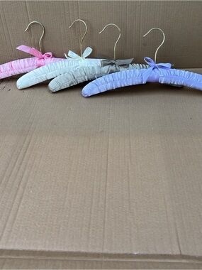Set of 4 padded hangers sweater & lingerie storage